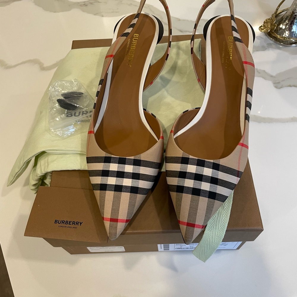 💯authentic Burberry shoes